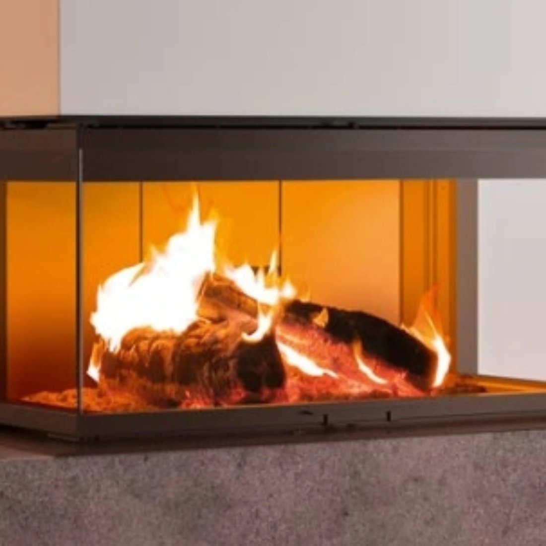 Foyer à bois trois faces encastré dans un ouvrage maçonné sur mesure