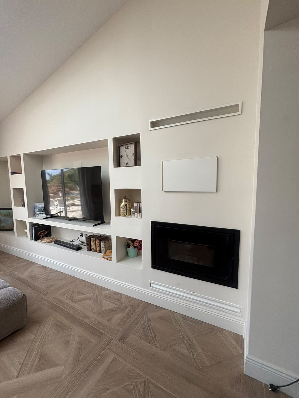 Insert à bois intégré dans un meuble TV sur mesure
