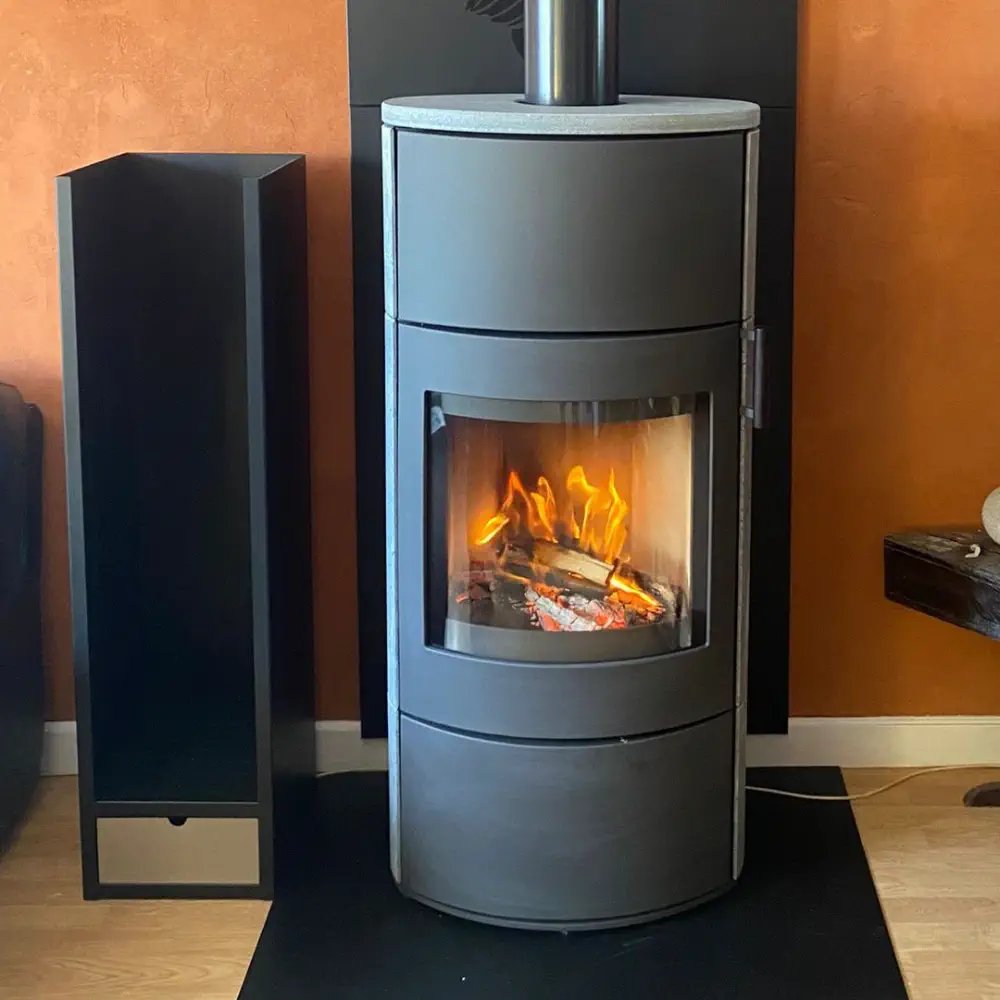Poêle à bois à inertie habillé de pierre naturelle, installé par E-FIRE