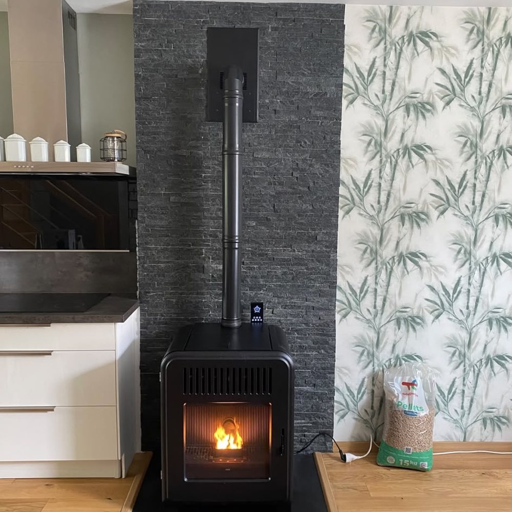 Poêle à granulés installé par E-FIRE, ouvert sur la cuisine