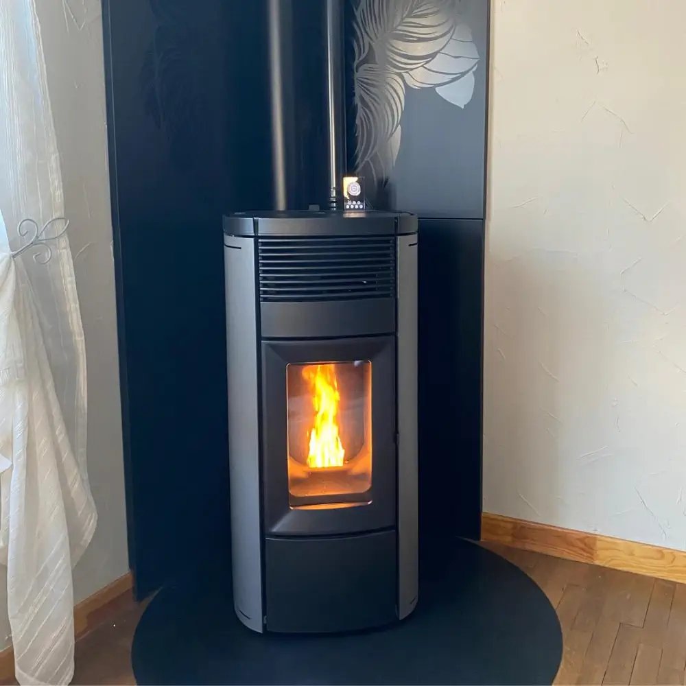 Poêle à granulés entretenu : vitre propre et flamme nette