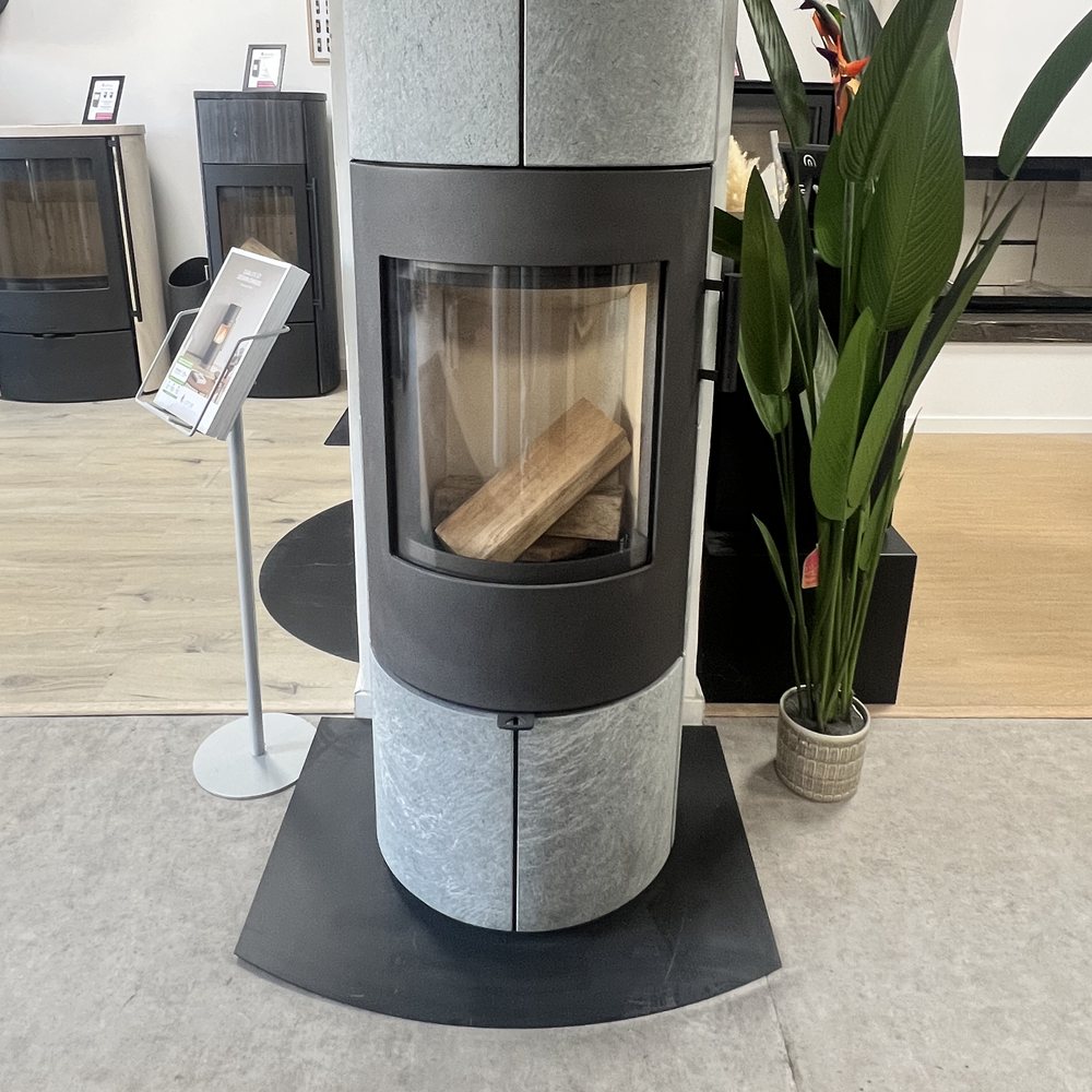 Poêle à bois habillé de pierre, exposé dans le showroom E-FIRE de Seichamps