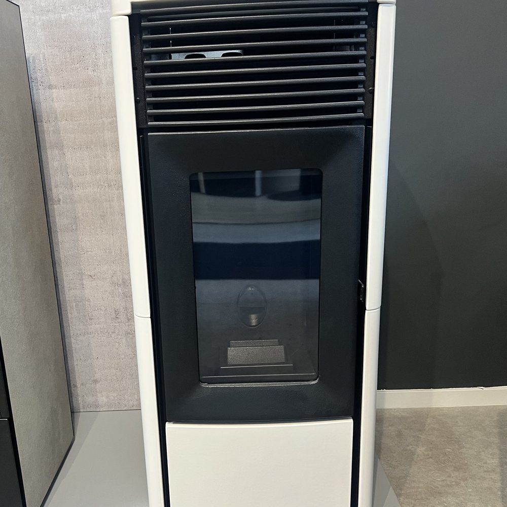 Poêle à granulés exposé dans le showroom E-FIRE de Seichamps