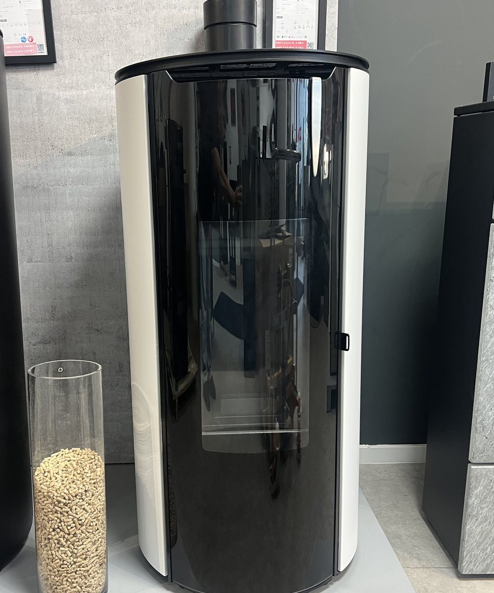 Poêle à granulés exposé dans le showroom E-FIRE, avec son bocal de granulés